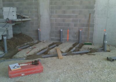 paration du sol et stockage des matériaux avant démarrage des travaux de maçonnerie par ECB