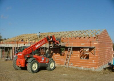 Travaux de construction d’une maison neuve avec engin de levage réalisés par l’entreprise ECB