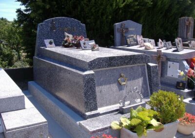 Monument funéraire en granit foncé posé par l’entreprise ECB dans un cimetière local.