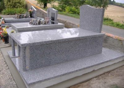 Pose d’un monument funéraire en granit poli réalisée par ECB, spécialiste en marbrerie funéraire