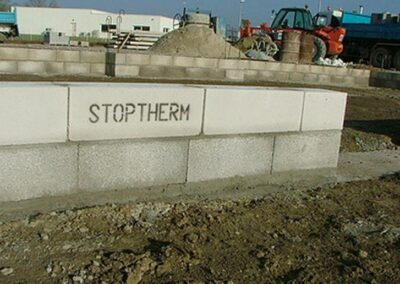 Pose d’isolants sur fondations en béton dans le cadre d’un chantier de construction géré par ECB