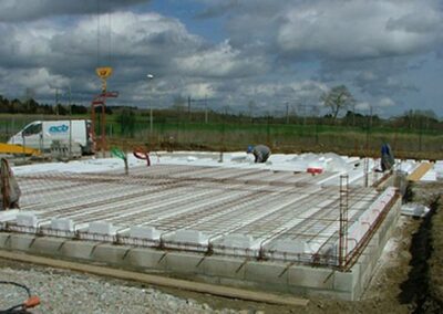 Préparation et coulage d’une dalle en béton armé réalisée par l’entreprise ECB pour une construction neuve