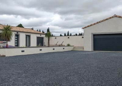 Maison moderne construite par ECB avec finitions soignées et aménagements extérieurs harmonieux.