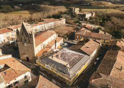 Vue aérienne d’un chantier de rénovation réalisé par ECB sur un ensemble de bâtiments traditionnels.