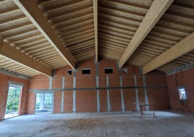 Charpente bois apparente installée par ECB, alliant robustesse et esthétique pour un bâtiment neuf.