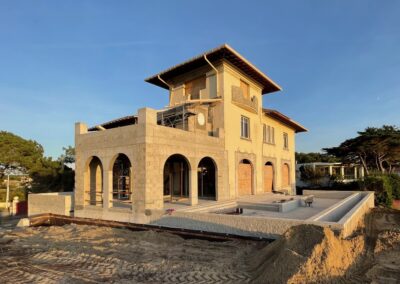 Maison ancienne rénovée par ECB avec maçonnerie traditionnelle et finitions soignées sur les façades