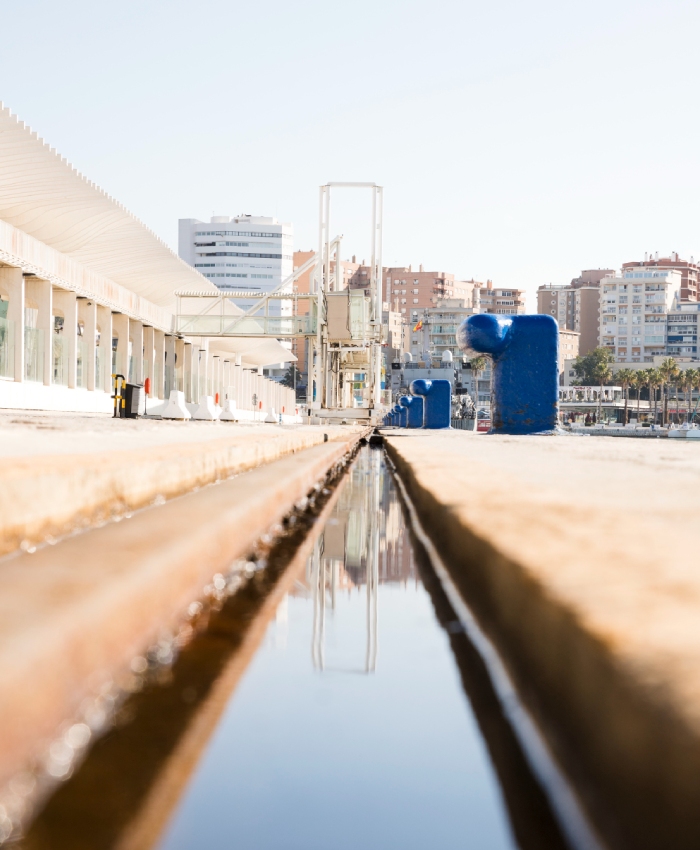 Infrastructure urbaine et réseau de drainage pour l’assainissement Zone technique avec rails et réseau de drainage reflétant les enjeux d’assainissement en milieu urbain