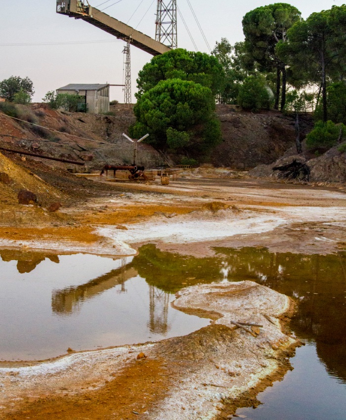 Bassins d’eaux usées et zone dédiée à l’assainissement Site industriel avec bassins d’eaux usées évoquant les besoins en assainissement et traitement des effluents