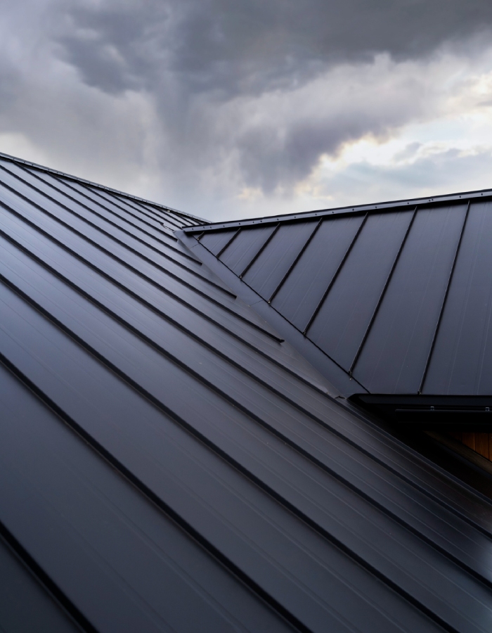 Couverture en tuiles rouges traditionnelles Toiture à tuiles rouges traditionnelles avec faîtages décoratifs