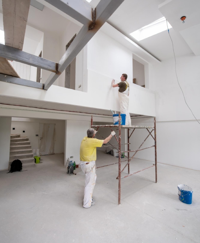Rénovation intérieure et application de peinture Travaux de rénovation intérieure avec pose de peinture par des artisans dans une maison en chantier