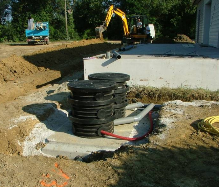 Préparation du sol avant maçonnerie – ECB paration du sol et stockage des matériaux avant démarrage des travaux de maçonnerie par ECB