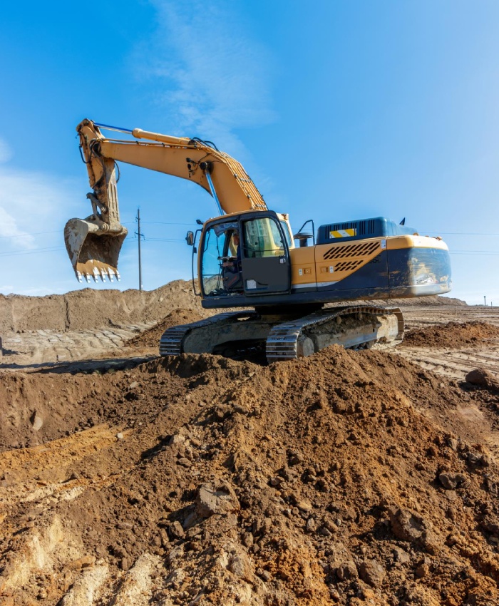 Travaux de terrassement avec pelle mécanique Engin de terrassement réalisant des travaux d’excavation sur un chantier