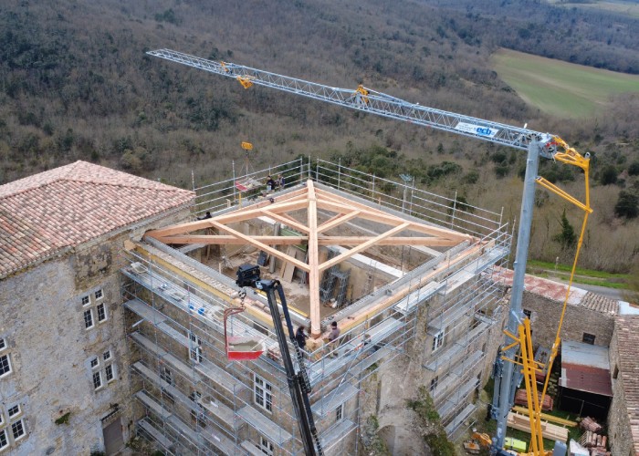 Charpente traditionnelle sur bâtiment ancien – ECB Réalisation d’une charpente en bois sur bâtiment ancien par l’entreprise ECB, spécialiste du bâti et de la rénovation