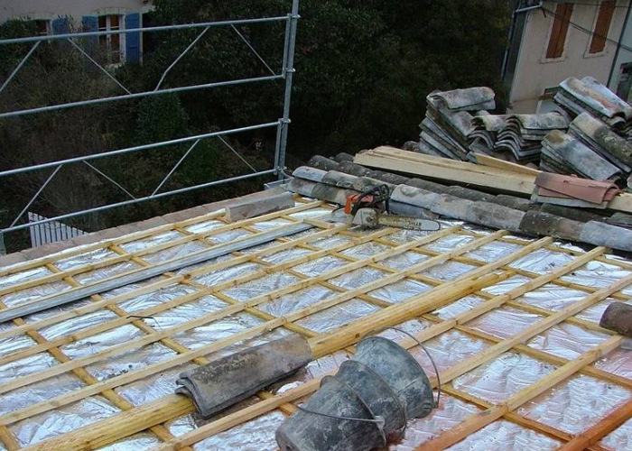 Pose de ferraillage avant coulage de dalle – ECB Installation du ferraillage sur chantier avant coulage de la dalle béton, réalisée par ECB