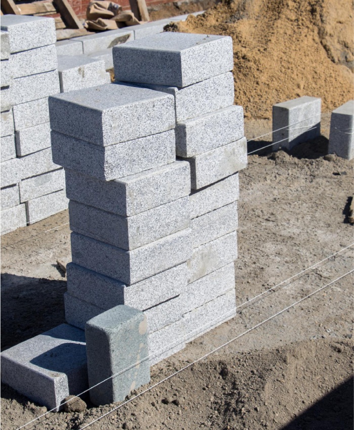 Préparation des blocs de maçonnerie Blocs de maçonnerie empilés et alignés pour la préparation d’un mur sur chantier