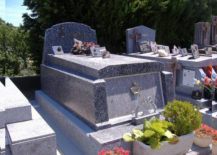 Monument funéraire en granit Tombe en granit réalisée par un marbrier funéraire avec gravures personnalisées