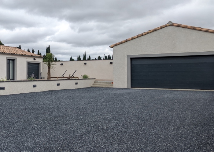 Aménagement extérieur moderne maison neuve Cour et aménagement extérieur avec garage contemporain et sol stabilisé