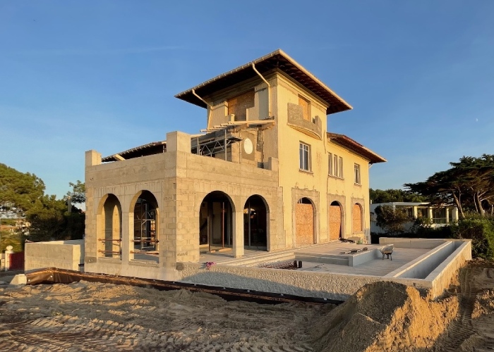 Rénovation complète d’une maison en pierre par ECB Maison ancienne rénovée par ECB avec maçonnerie traditionnelle et finitions soignées sur les façades